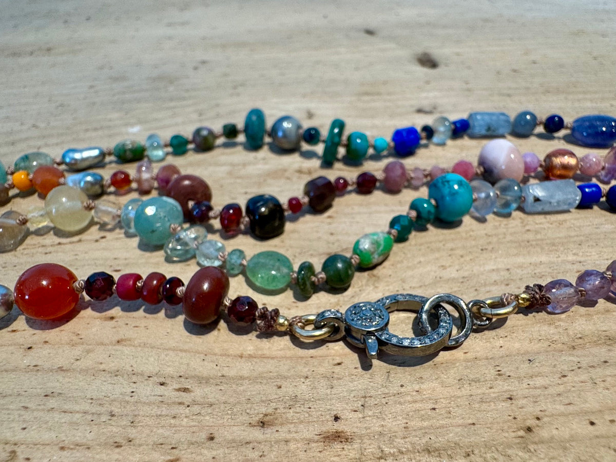 Collier monté sur un fil de soie noué