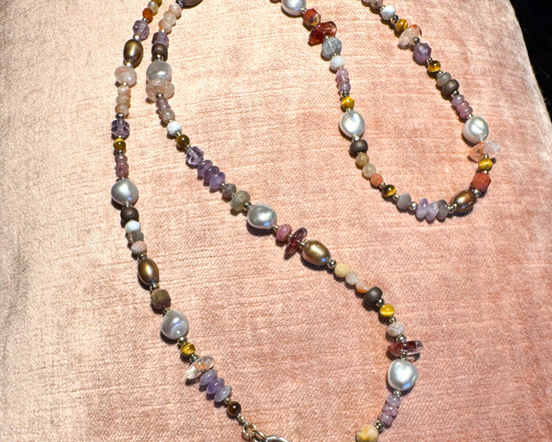 collier de Catherine Michiels sur fil de soie
