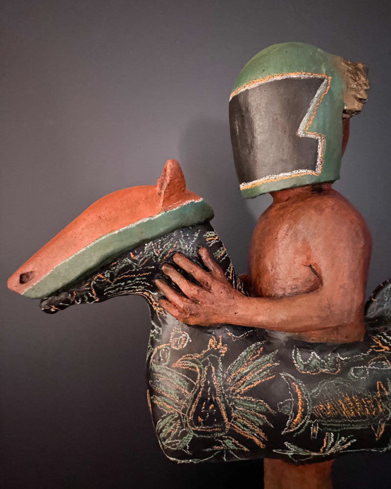 Le cavalier casqué, sculpture en grés oxydé