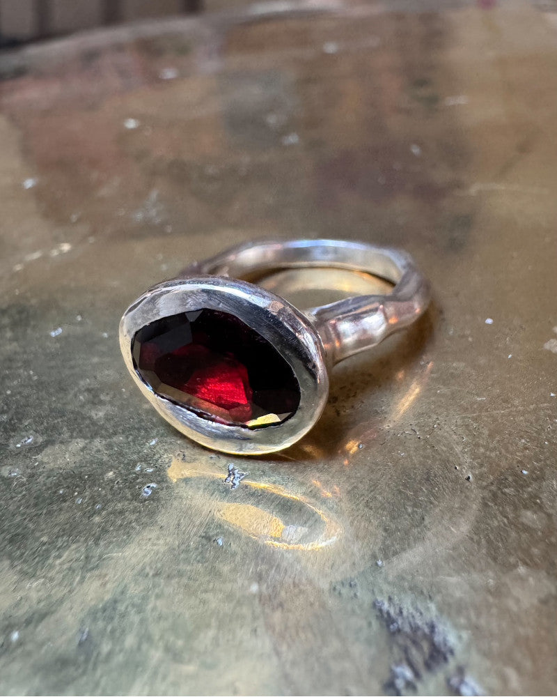 bague en argent avec grenat