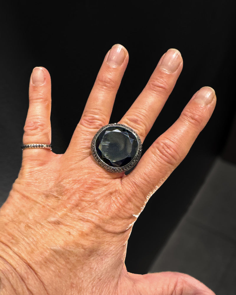 Spinelle and black diamond ring
