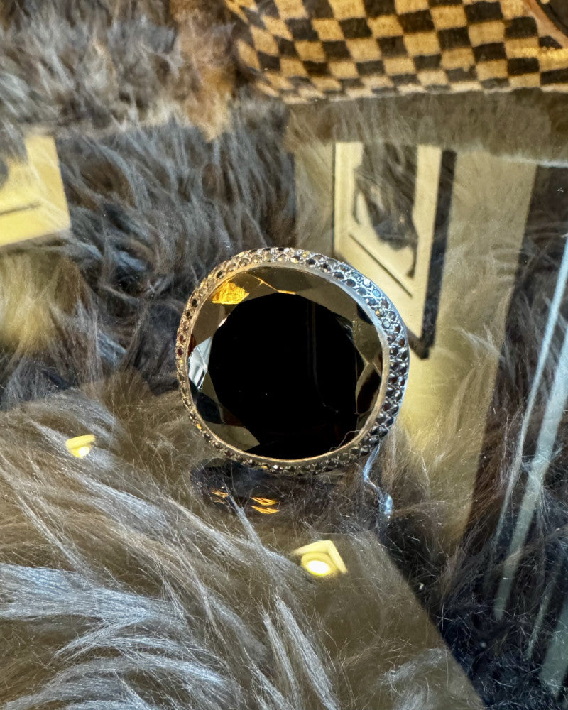 Spinelle and black diamond ring