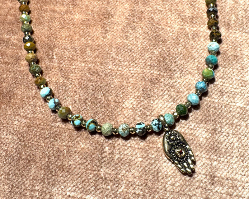 photographie du collier main de Mana