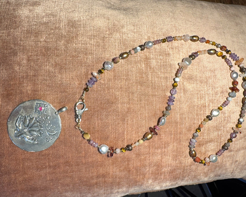 collier avec fermoir mousqueton serti de diamants