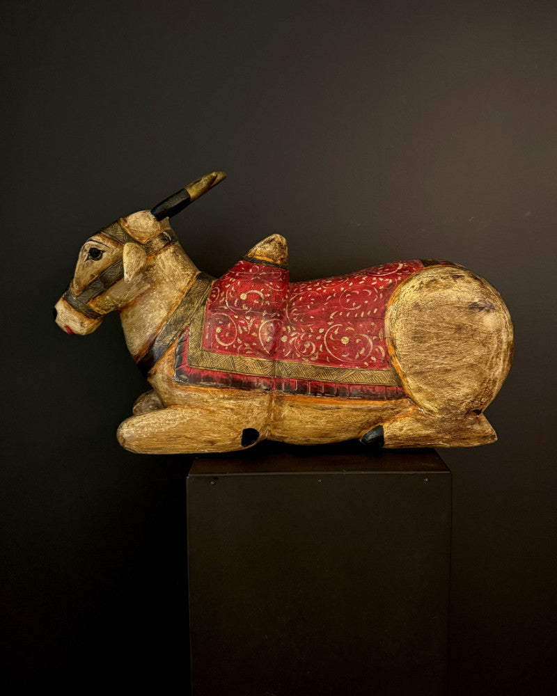 Statue of a lying white zebu
