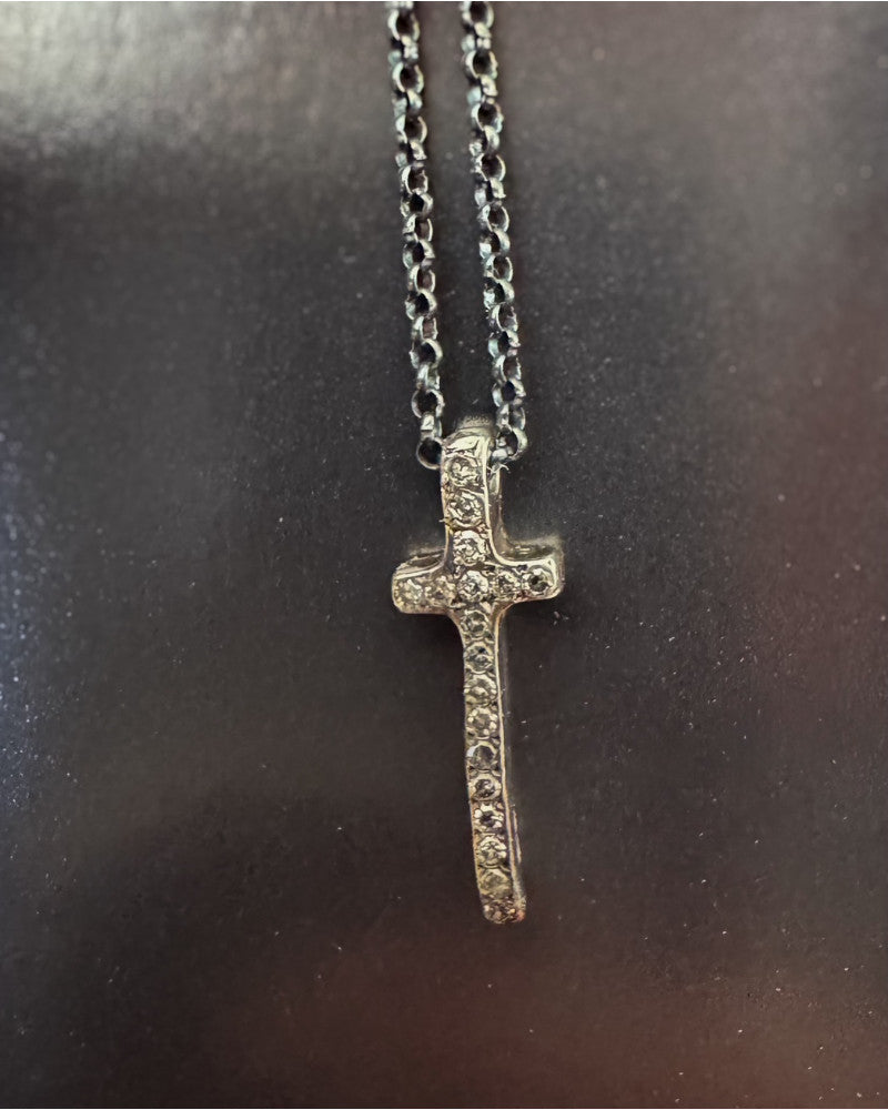 pendentif en forme de fine croix en argent, pavé de diamants