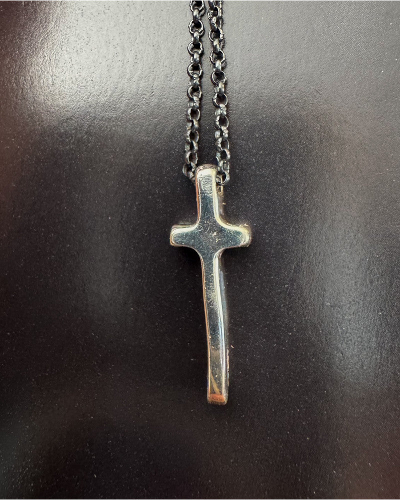 pendentif croix pavée de diamants Rosa Maria, vue de dos