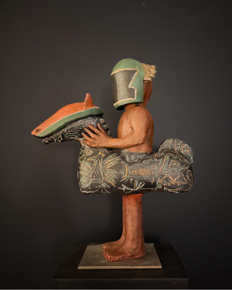 Le cavalier casqué, sculpture en grés oxydé