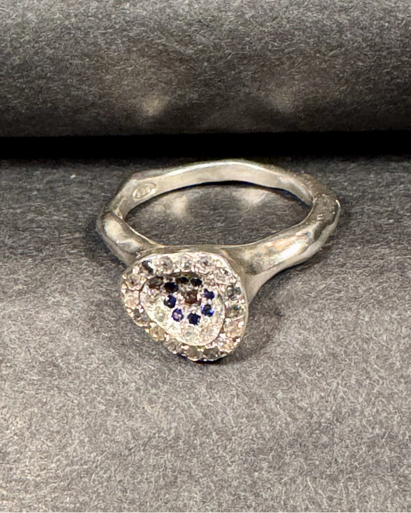 Diamond pavé, sapphire flower